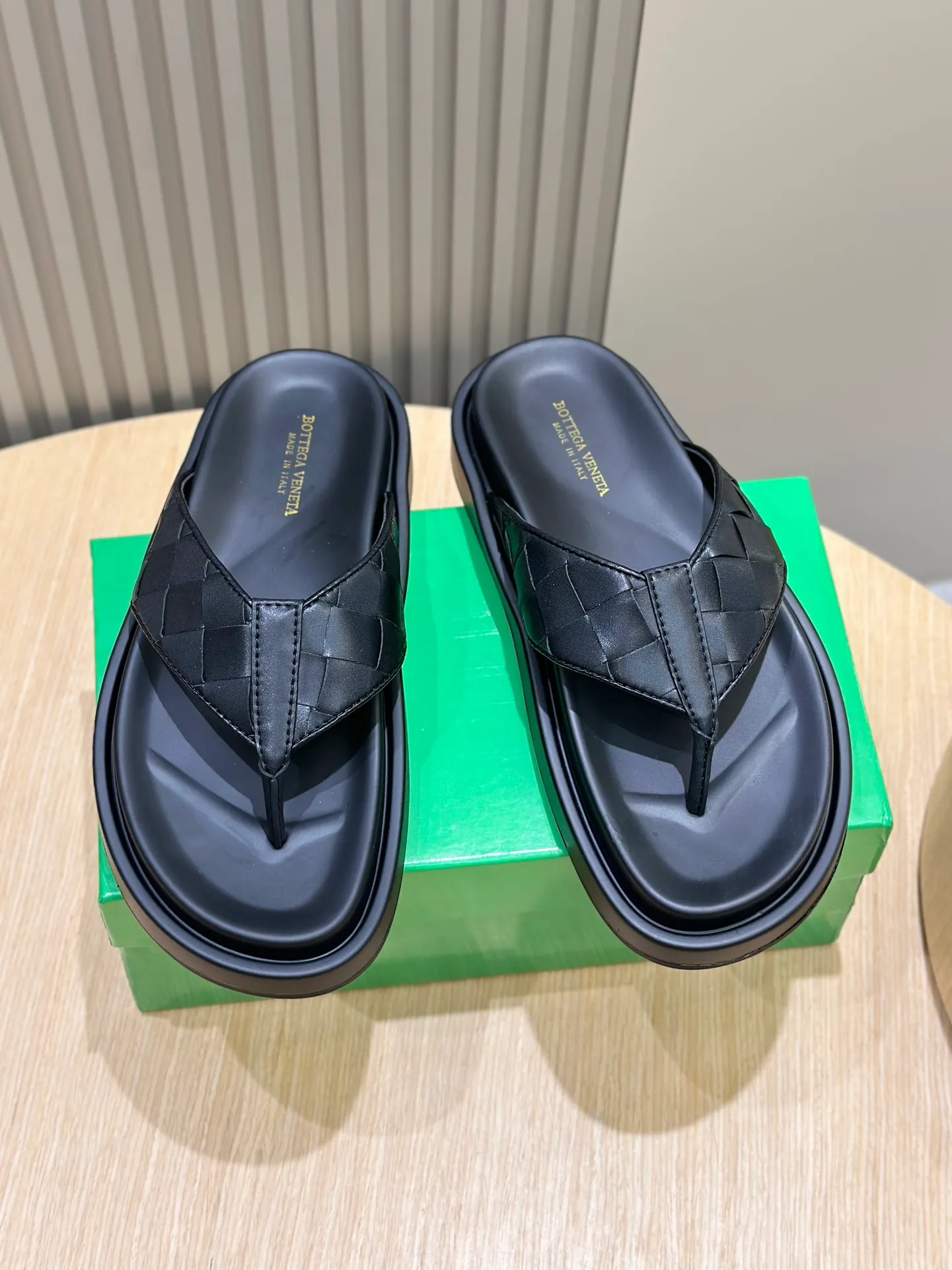 Factory price: 360💰BV hand-woven men's slippers and sandals - suitable for walking. It still emphasizes minimalism and practical wearability, but is full of vivid artistry. Super classic, luxurious and comfortable, imported cowhide + cowhide lining + lightweight outsole Size: 39-44 (customized at 38.45)